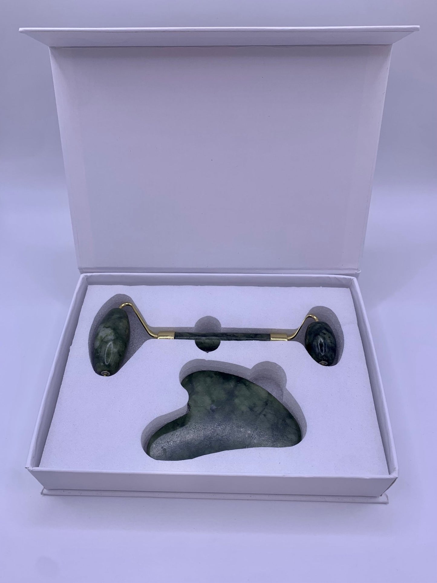 Coffret rouleau de massage et gua sha en serpentine - shop_name Lithothérapie