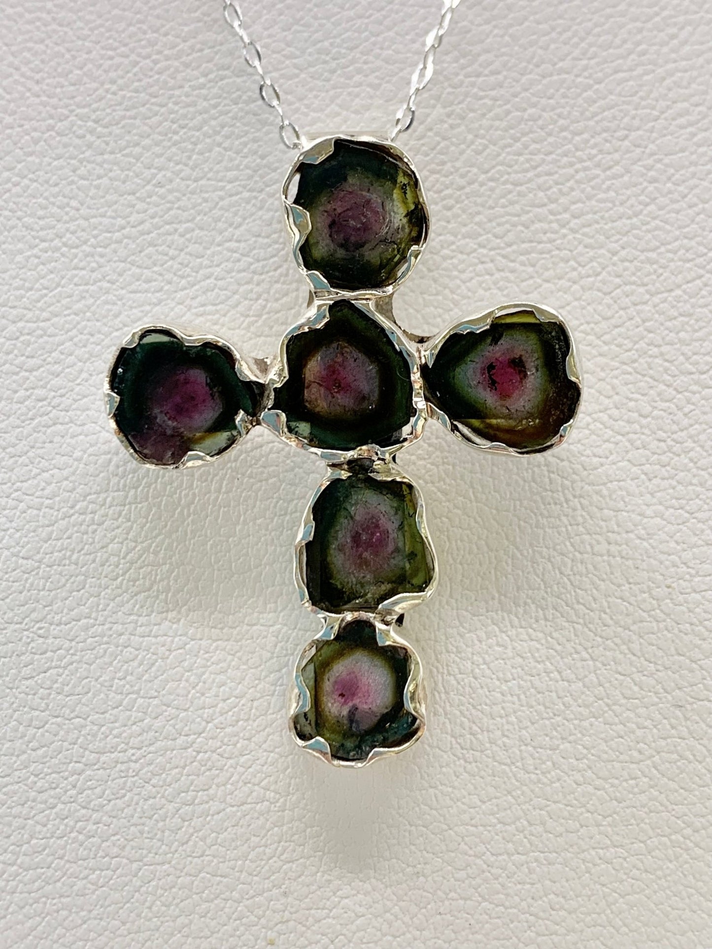 Pendentif croix en argent et tourmaline melon d’eau - shop_name Lithothérapie