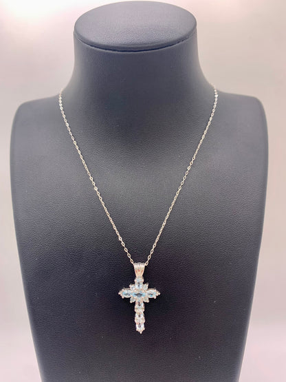 Pendentif croix en argent et topaze