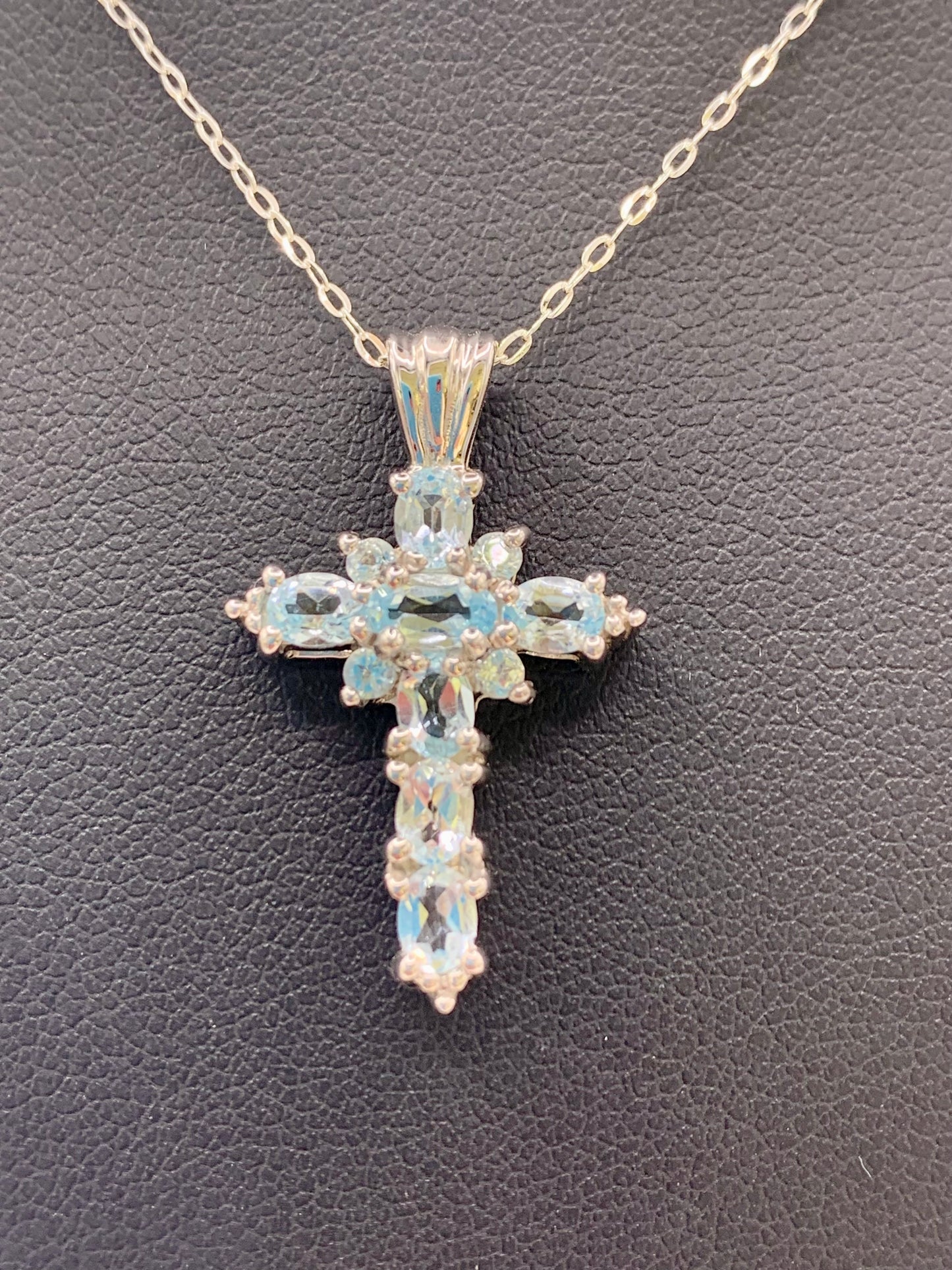 Pendentif croix en argent et topaze