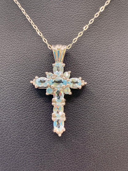 Pendentif croix en argent et topaze