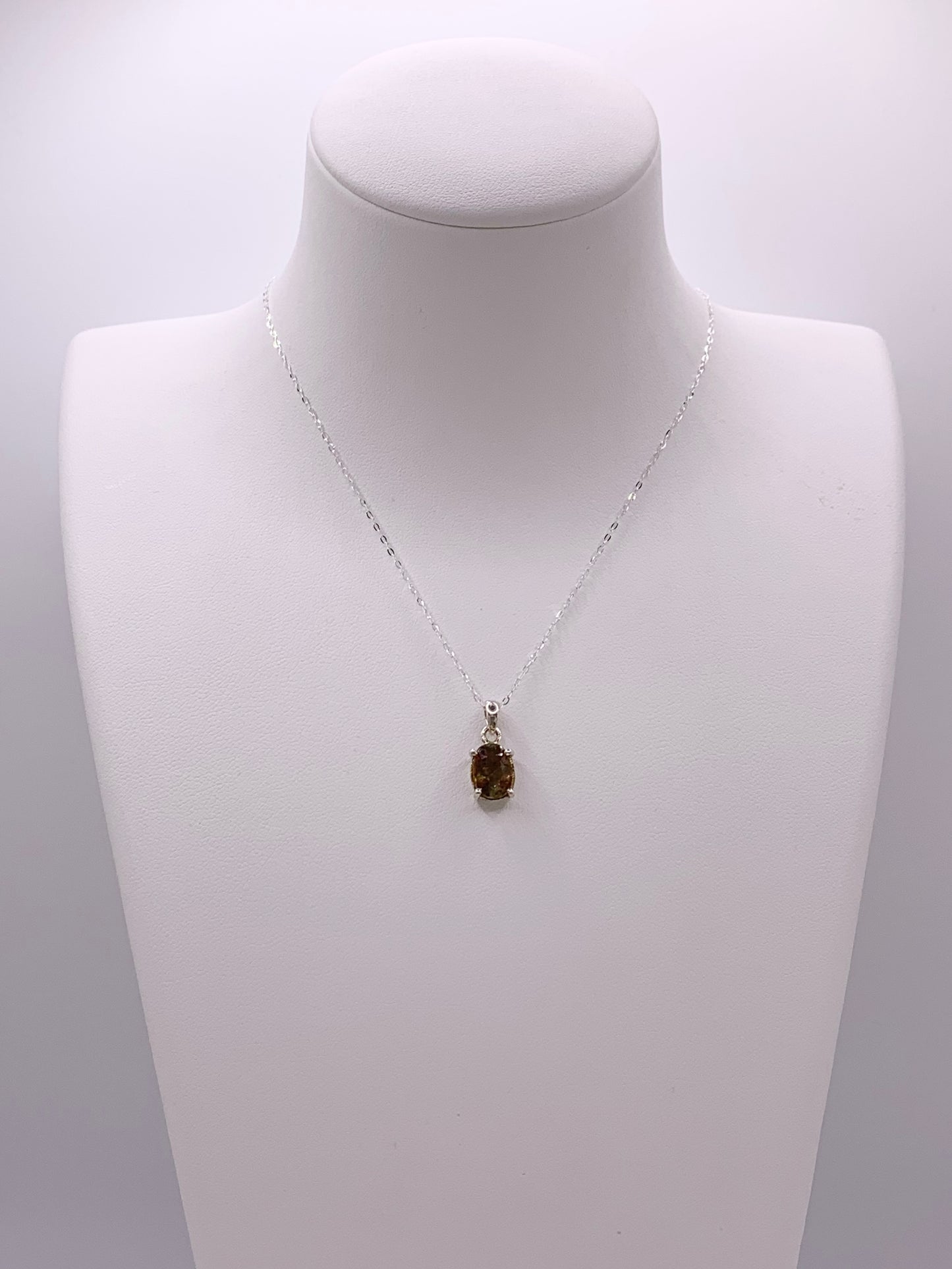Pendentif en argent et andalousite