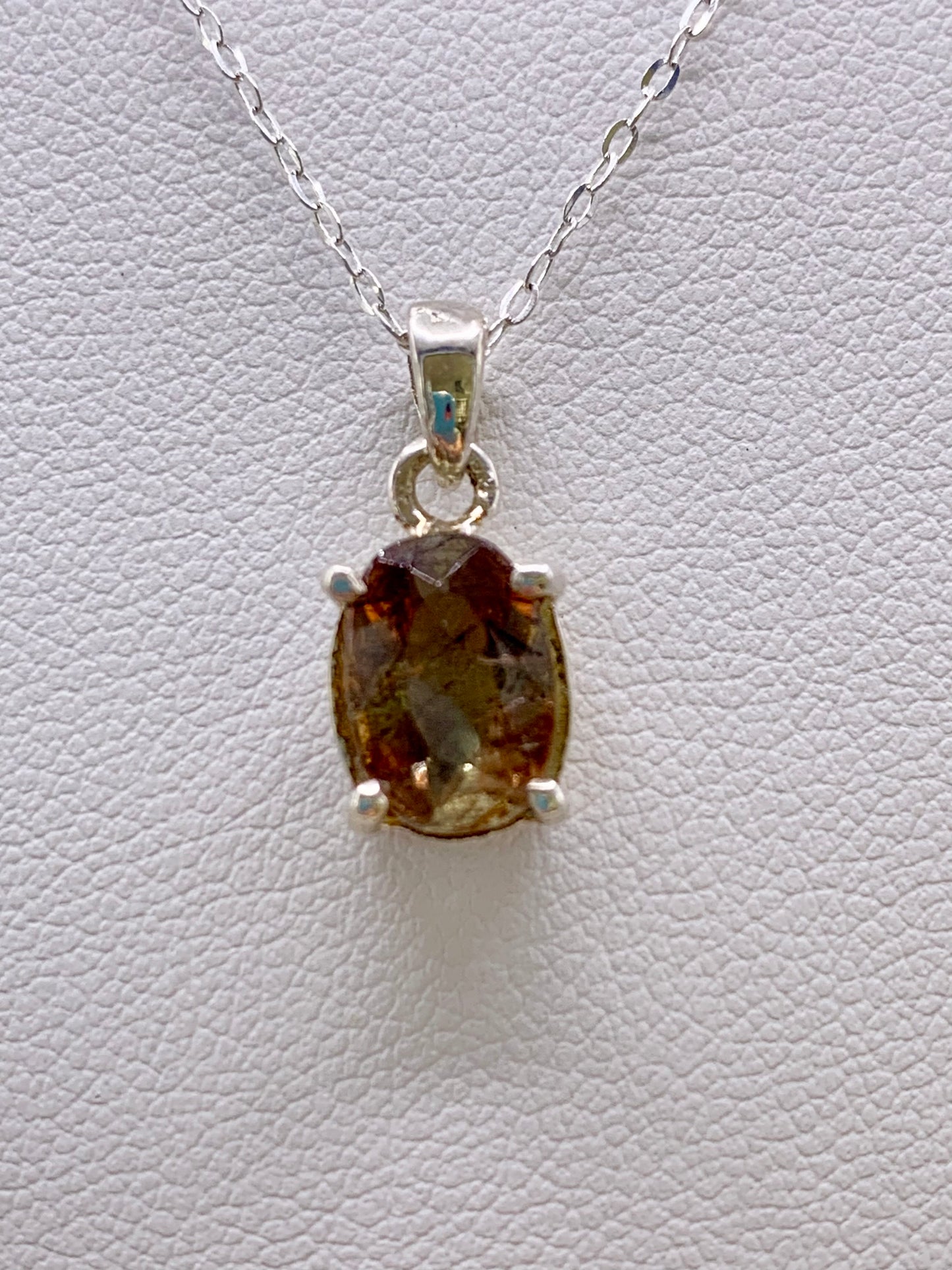 Pendentif en argent et andalousite
