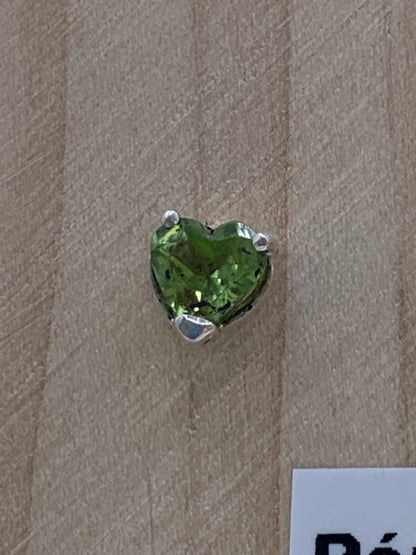 Boucles d’oreilles en argent et péridot forme cœur - shop_name Lithothérapie