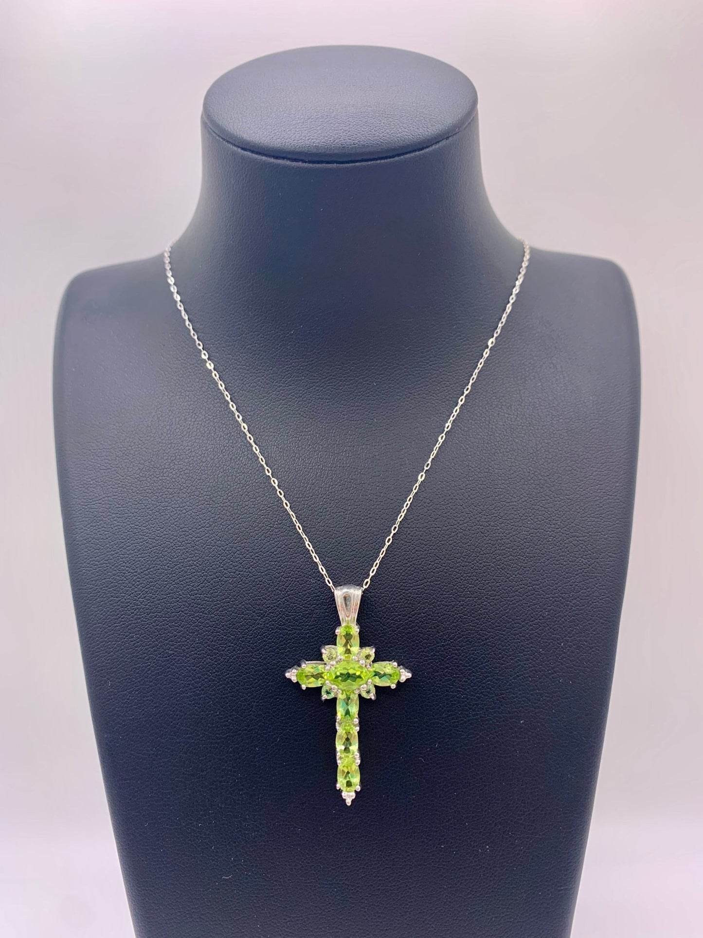 Pendentif croix en argent et péridot - shop_name Lithothérapie