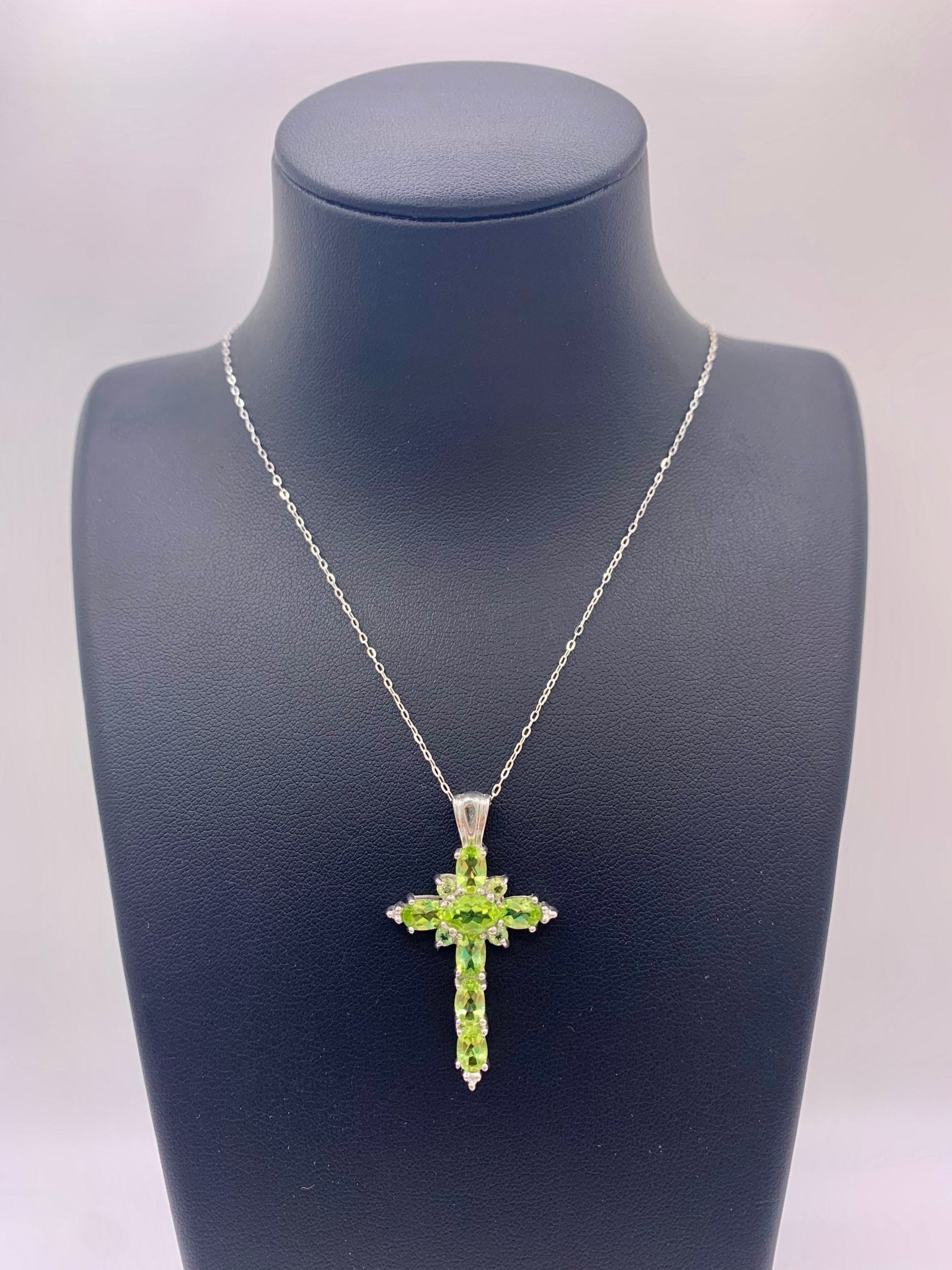 Pendentif croix en argent et péridot - shop_name Lithothérapie