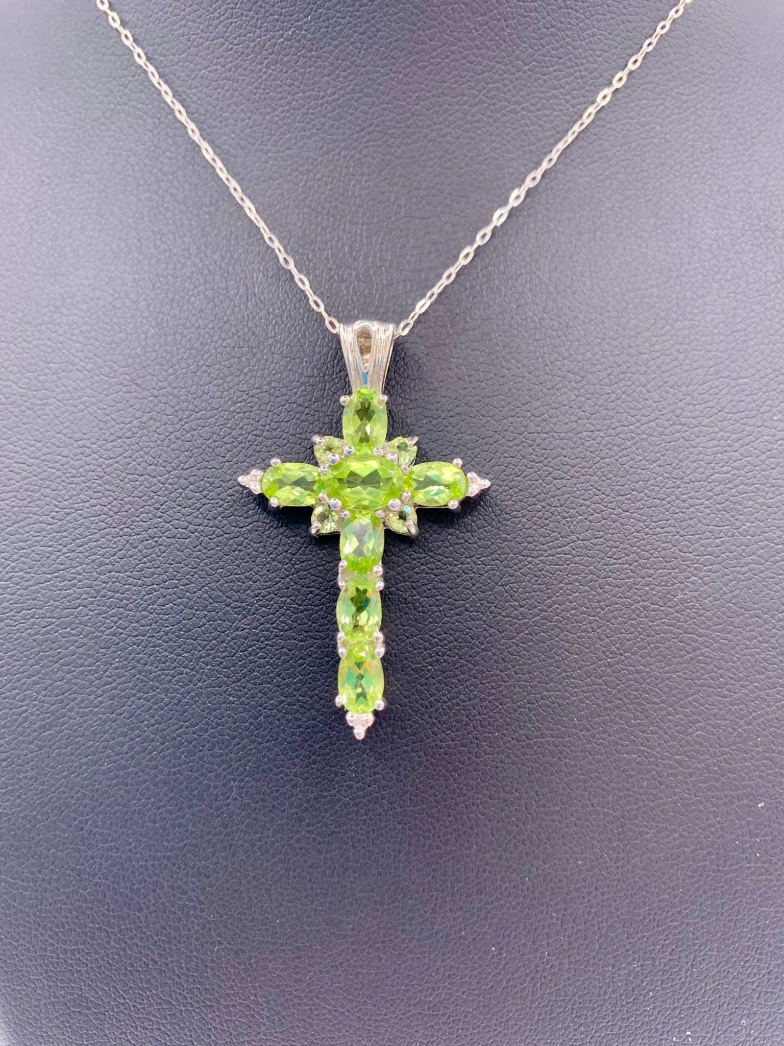 Pendentif croix en argent et péridot - shop_name Lithothérapie