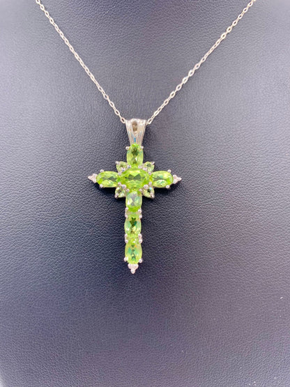 Pendentif croix en argent et péridot - shop_name Lithothérapie