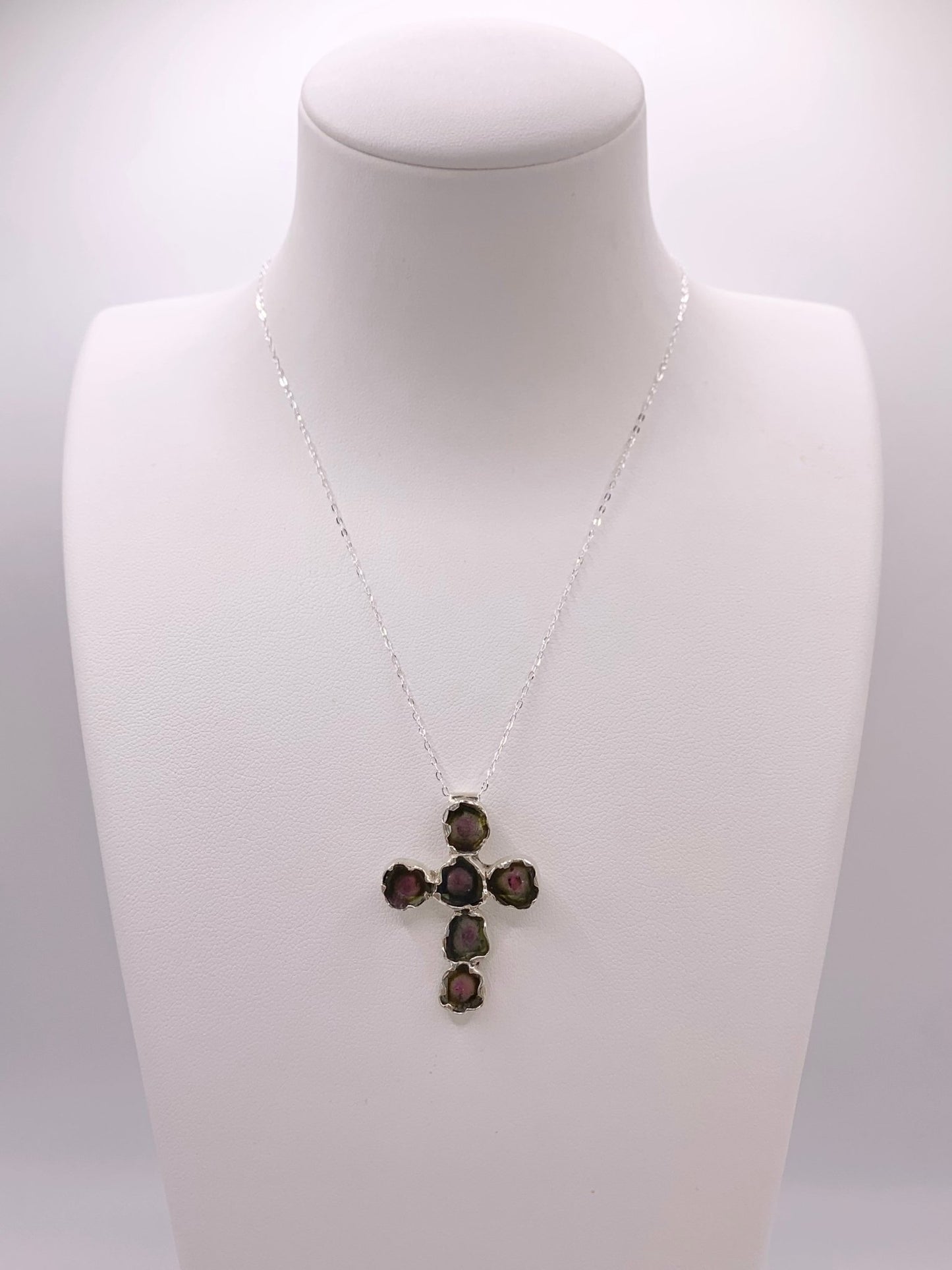 Pendentif croix en argent et tourmaline melon d’eau - shop_name Lithothérapie