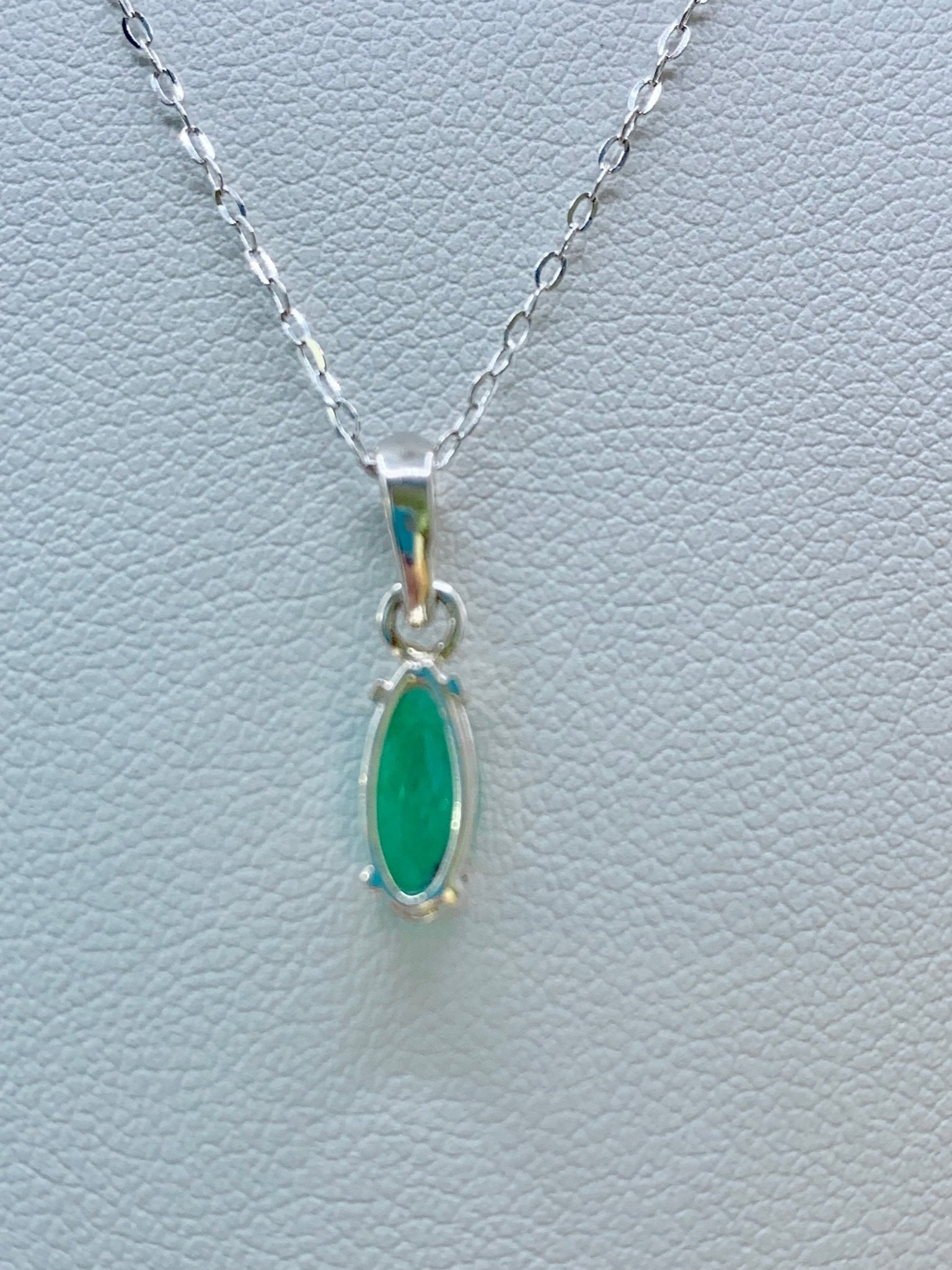 Pendentif en argent et émeraude - shop_name Lithothérapie