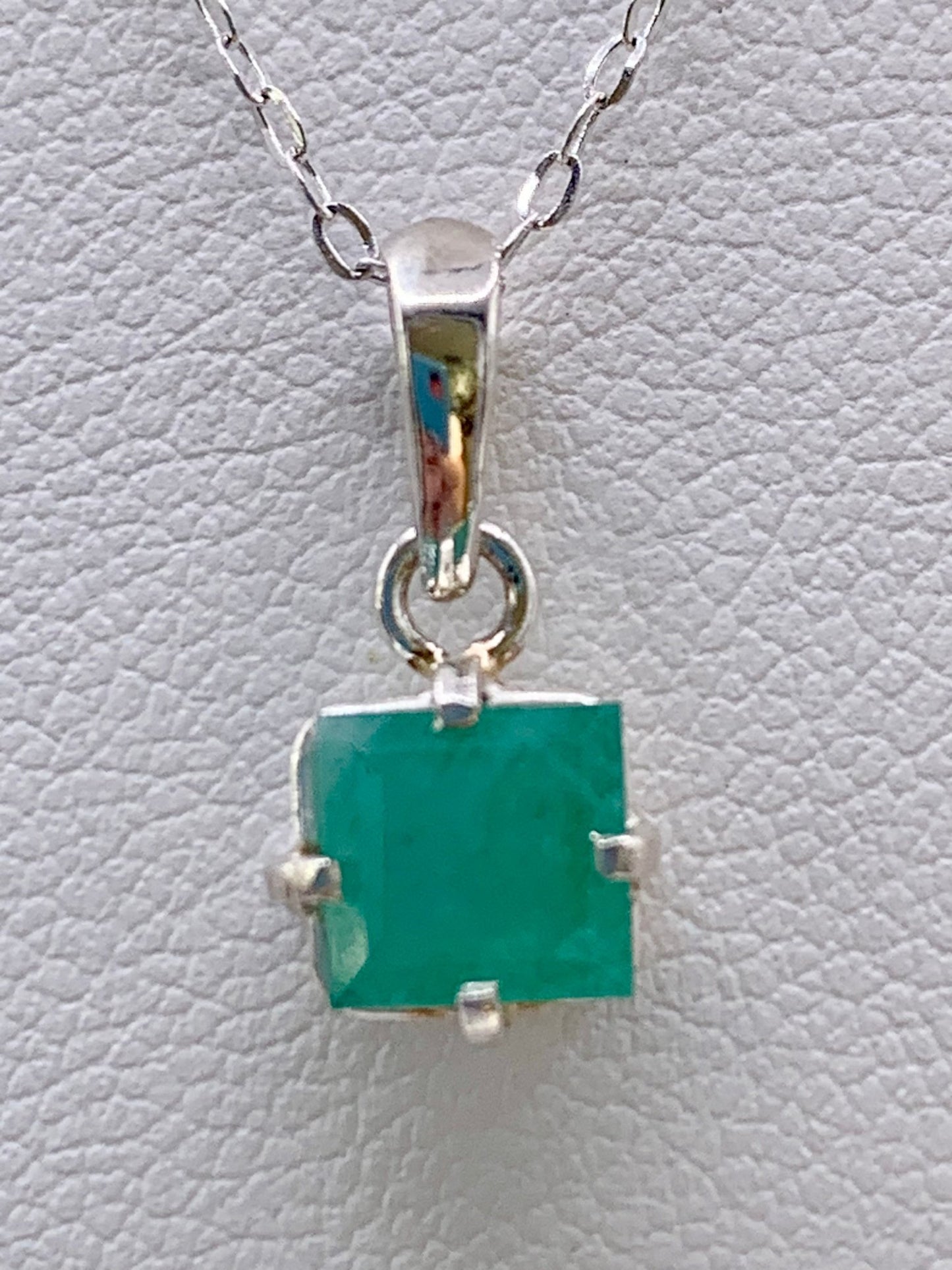 Pendentif en argent et émeraude - shop_name Lithothérapie