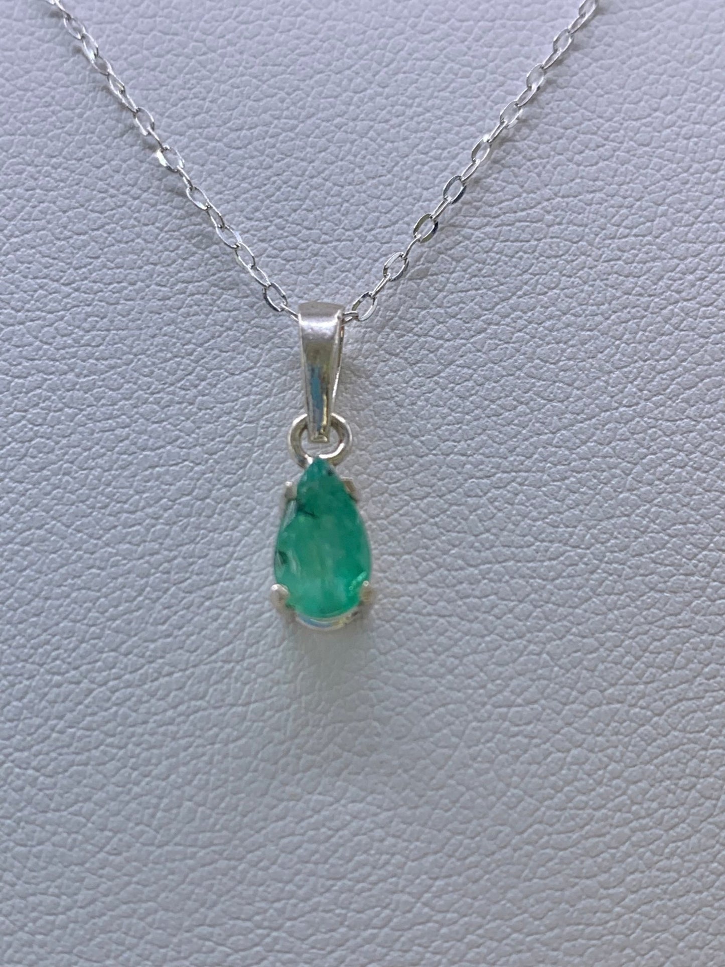 Pendentif en argent et émeraude - shop_name Lithothérapie