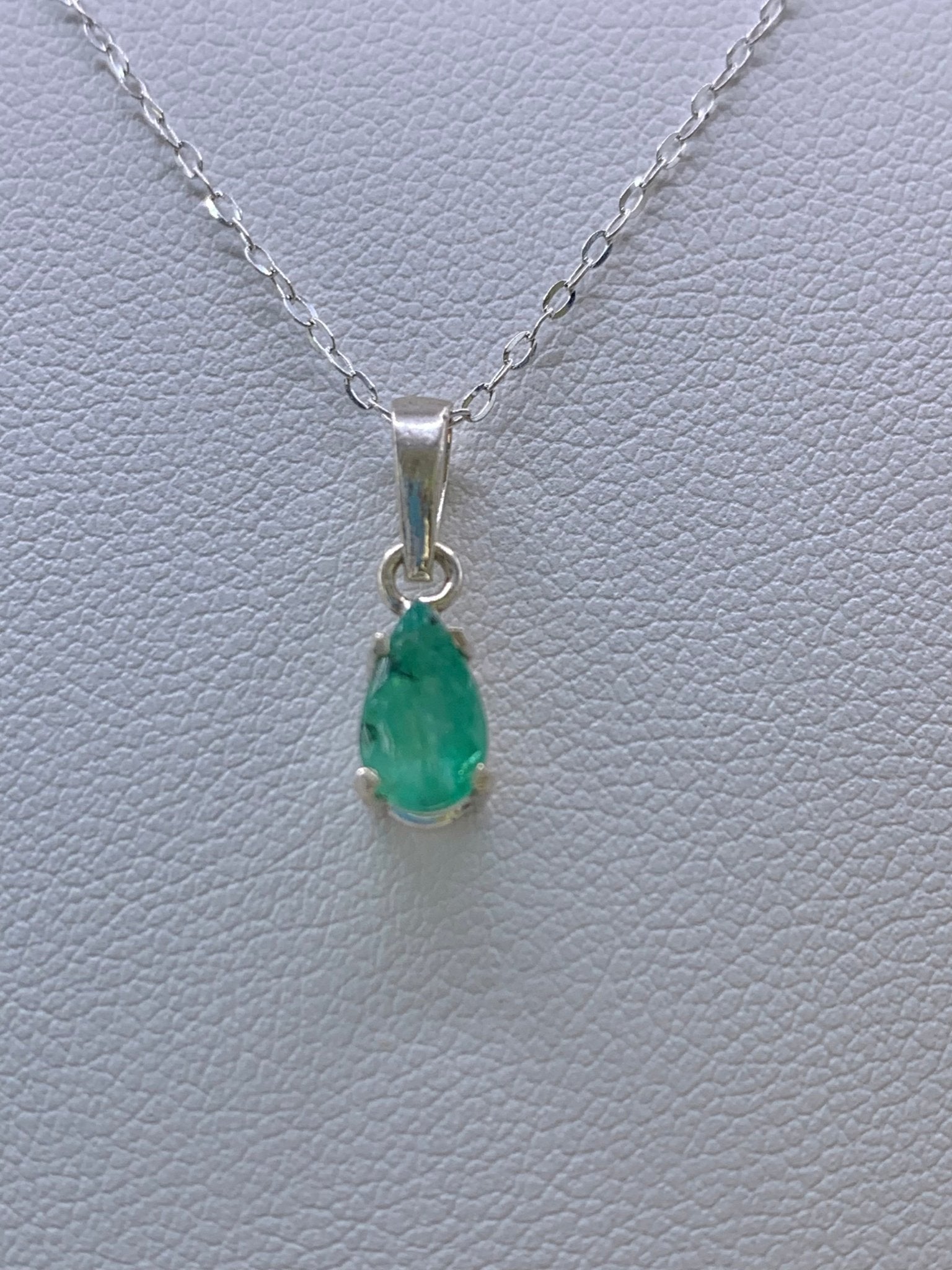 Pendentif en argent et émeraude - shop_name Lithothérapie